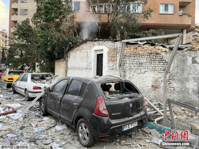 据《以色列(👥)时报》报道，当地时(🚑)间6月13日，以色列国防军证实，以军已发起了一场针对伊朗核计划的空袭行动。图为伊朗首都德黑兰遭袭击后受损的建筑。